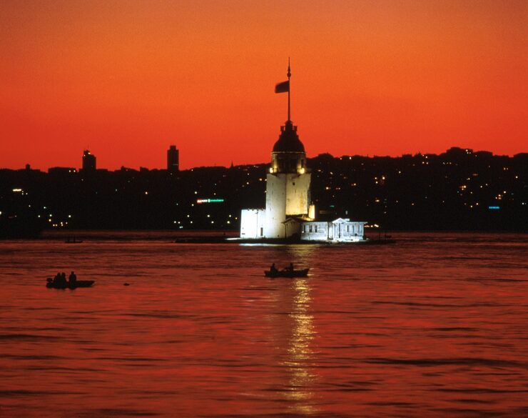 Torre da Donzela no Bosforo, em Istambul, ao por do sol