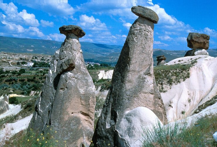 As Tres Belezas, chamines de fada da Capadocia com chapeu de rocha escura