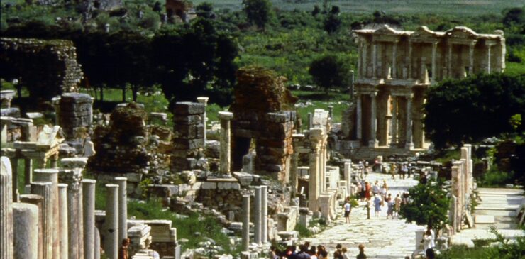 Ruinas de Efeso com a fachada da Biblioteca de Celso ao fundo