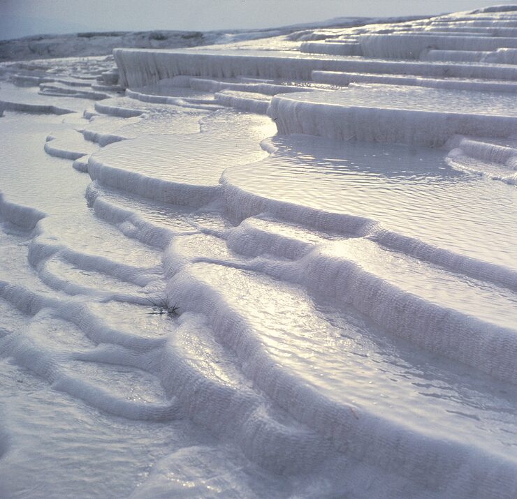 Terracos brancos de travertino em Pamukkale, na Turquia