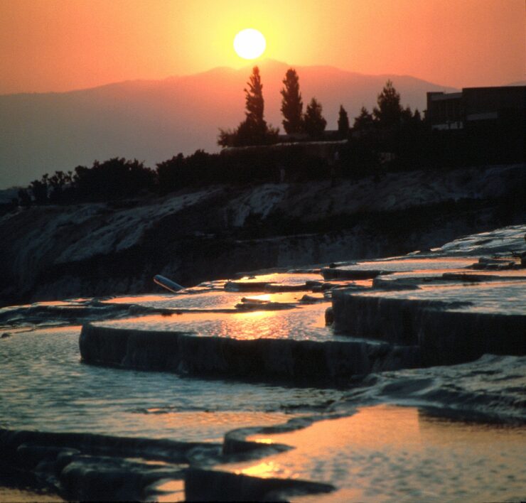 Por do sol sobre as piscinas naturais de Pamukkale