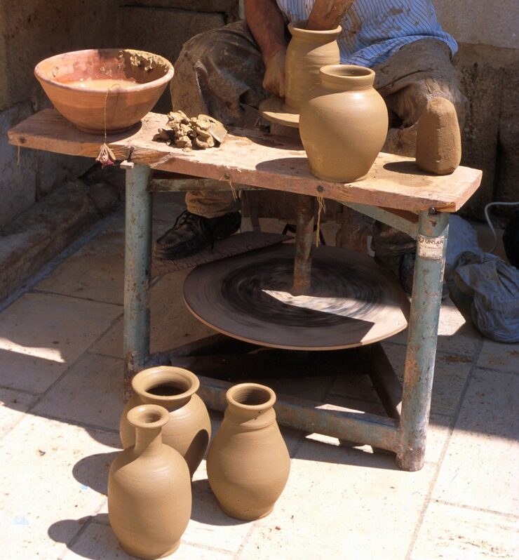 Ceramica turca sendo modelada no torno em Avanos, na Capadocia