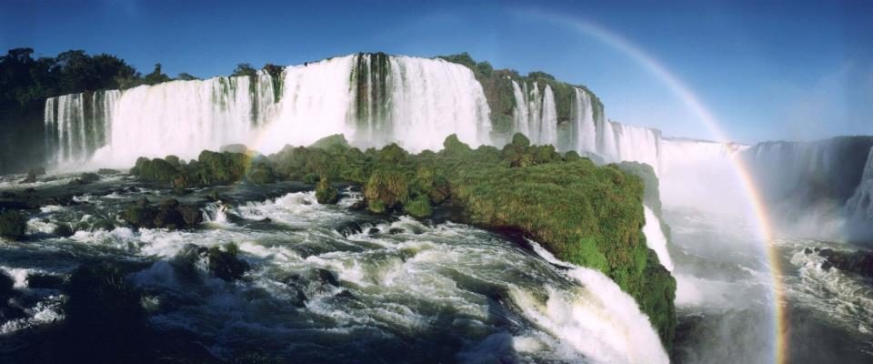 Vista panorâmica das Cataratas do Iguaçu com arco-íris