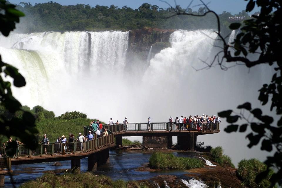 Passarela das Cataratas do Iguaçu, no lado brasileiro, com as quedas ao fundo