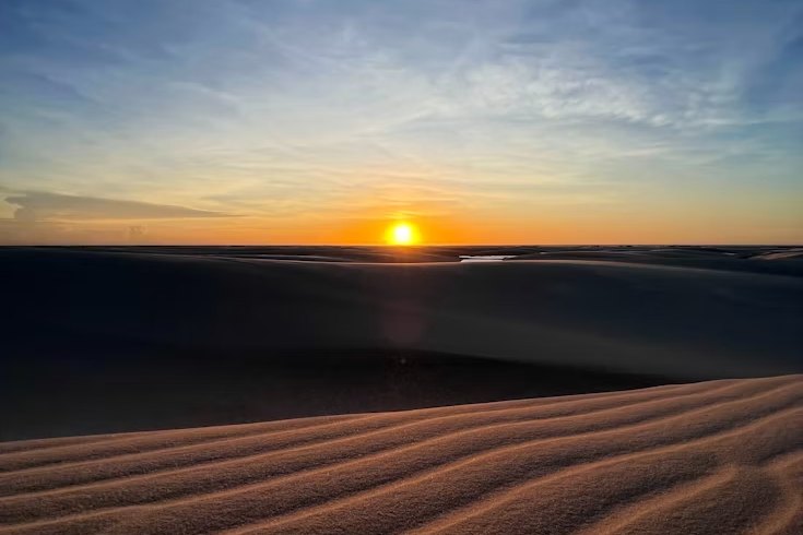 Pôr do sol sobre as dunas de Jericoacoara