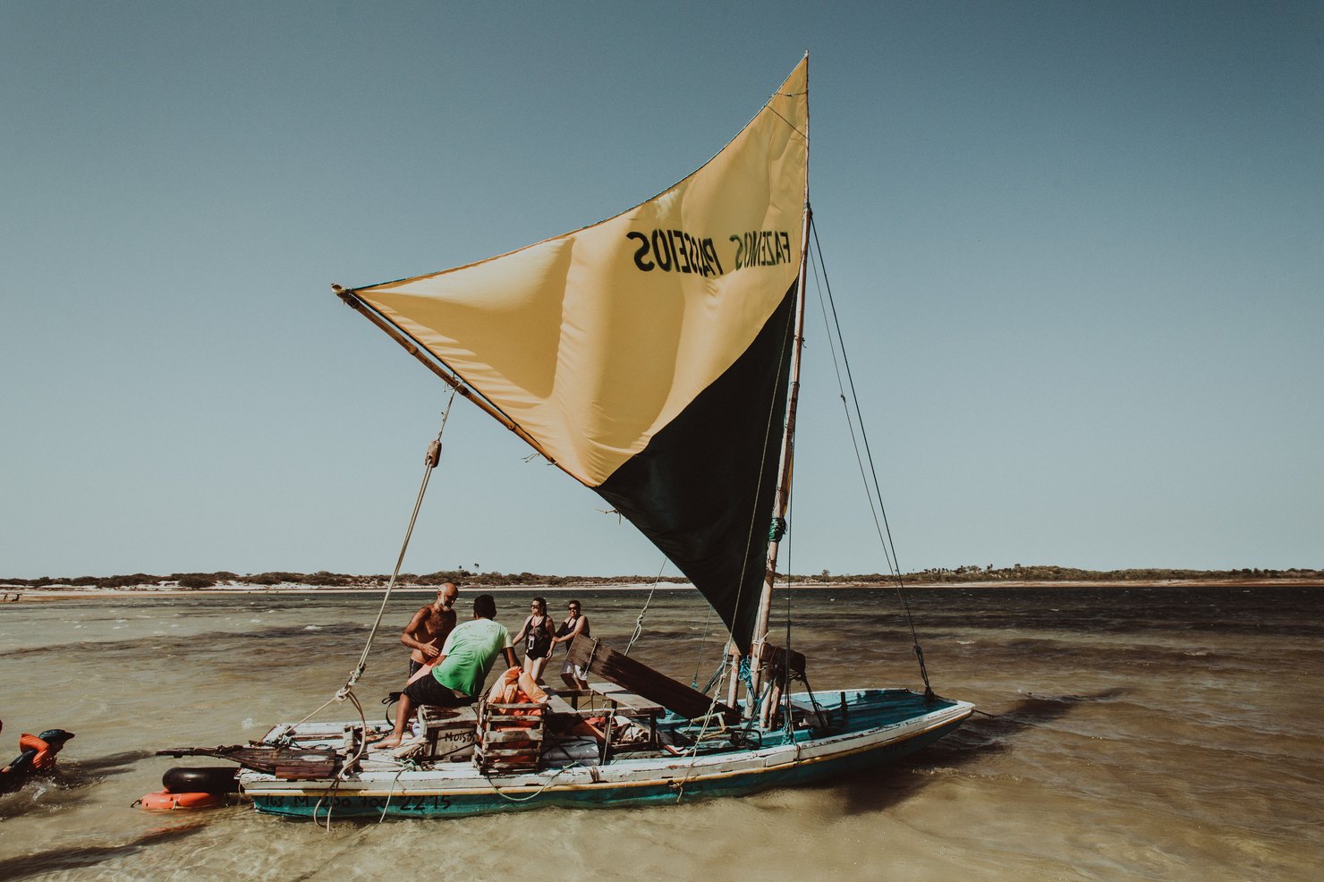 Jangada com vela na praia de Jericoacoara