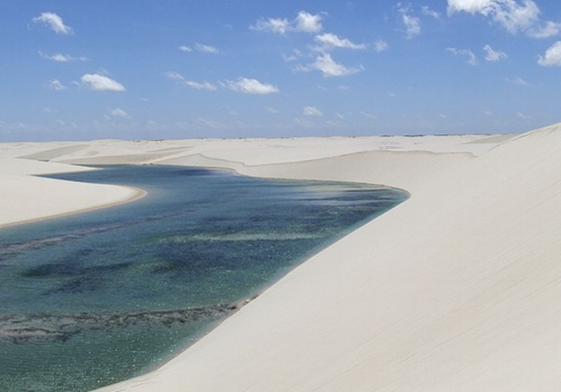 Lagoa de águas cristalinas entre as dunas dos Lençóis