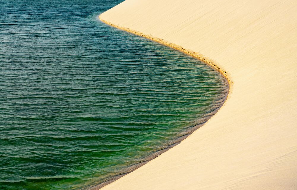Caminhantes sobre o mar de dunas brancas dos Lençóis Maranhenses