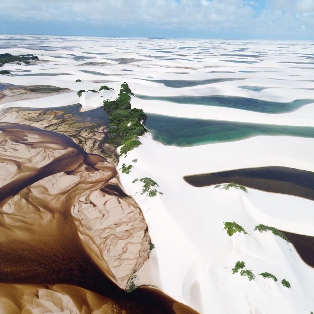 Vista aérea de las dunas blancas y lagunas de Lençóis Maranhenses