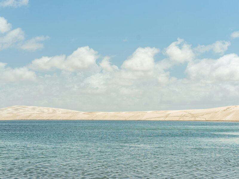 Laguna azul entre las dunas de Santo Amaro