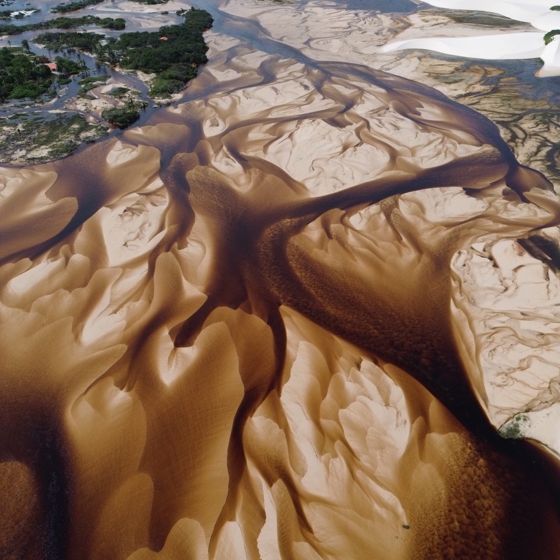 Vista aérea das dunas e dos rios de areia dos Lençóis Maranhenses