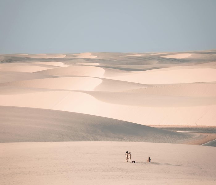 Caminhada pelas dunas brancas dos Lençóis Maranhenses