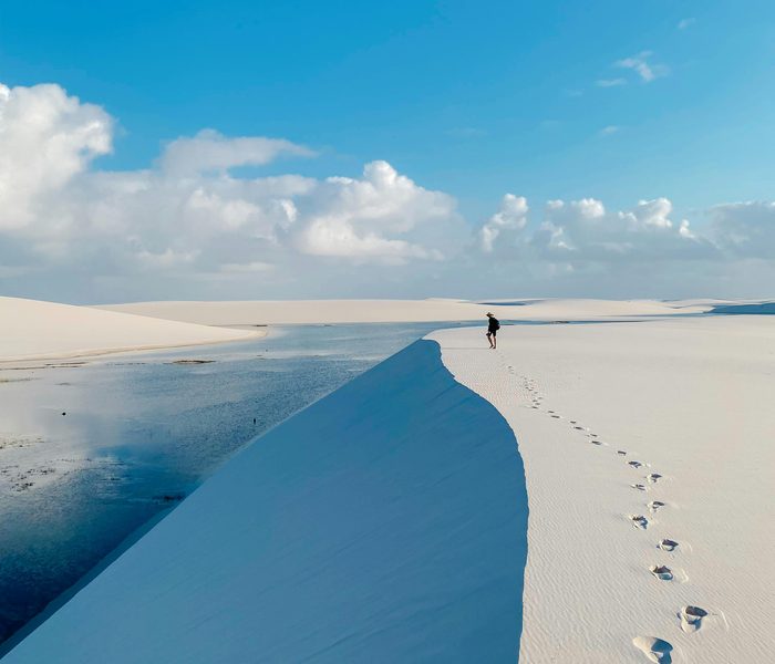Lagoa azul entre as dunas dos Lençóis em Santo Amaro