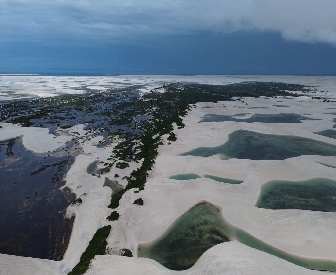 Vista aérea das dunas e lagoas dos Lençóis Maranhenses