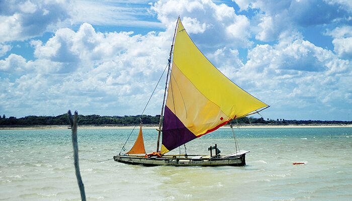 Jangada colorida no litoral de Jericoacoara