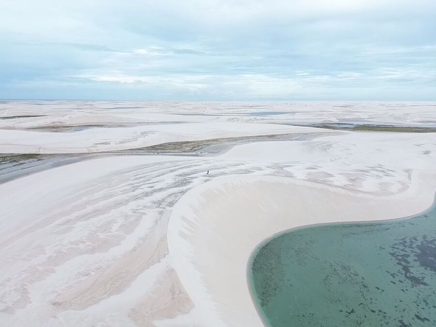 Lagoa de águas turquesa entre as dunas