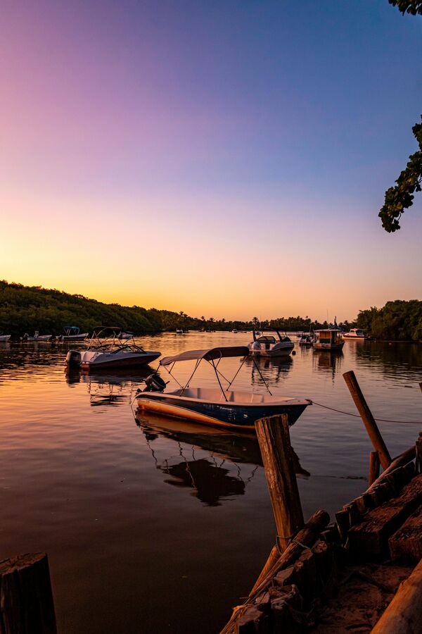Barcos ao pôr do sol em Parnaíba