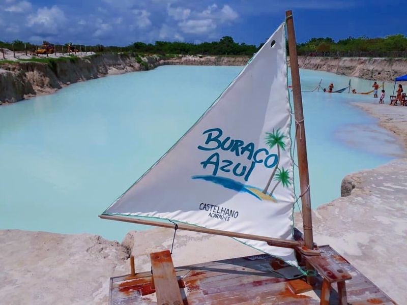 Jangada na lagoa azul de Jericoacoara