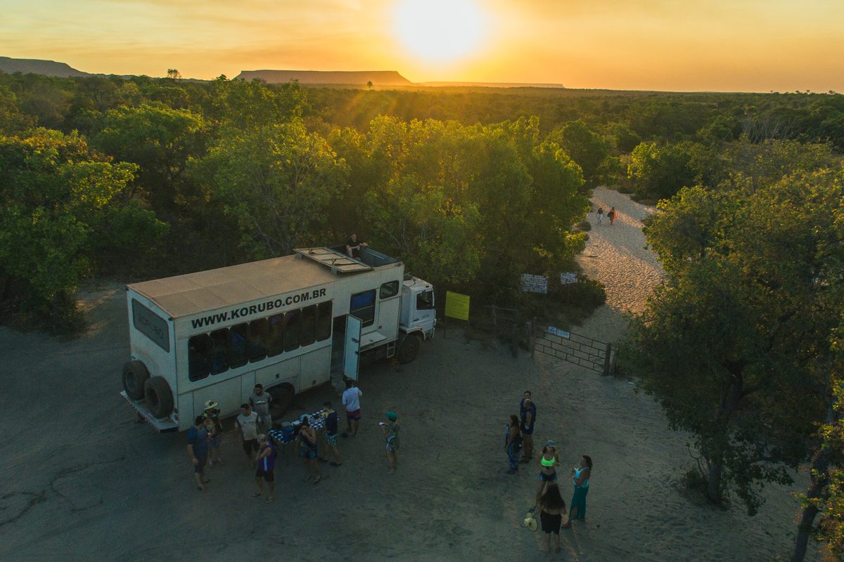 Caminhão panorâmico da Korubo no fim da tarde