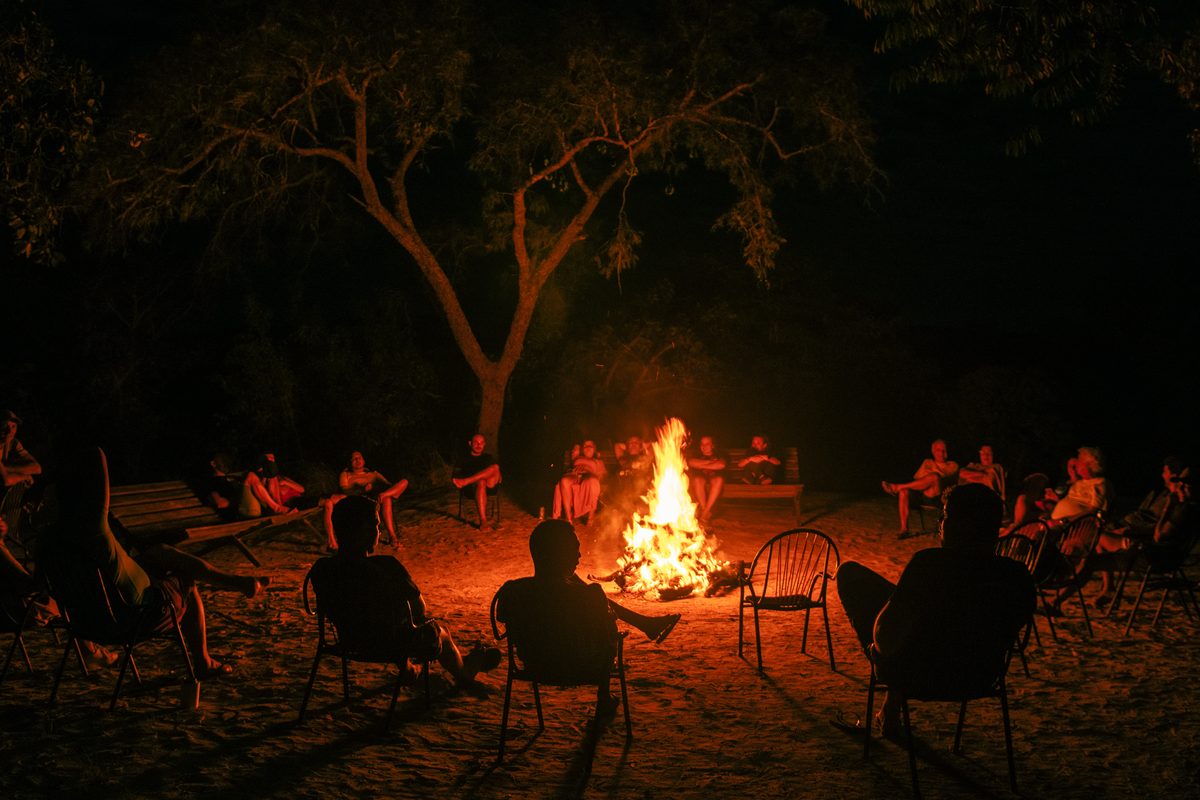 Fogueira à noite no camp